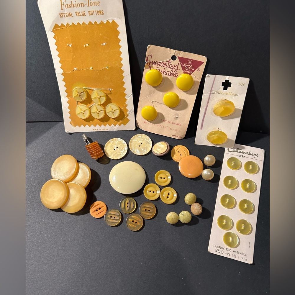 Lot of vintage yellow tones buttons